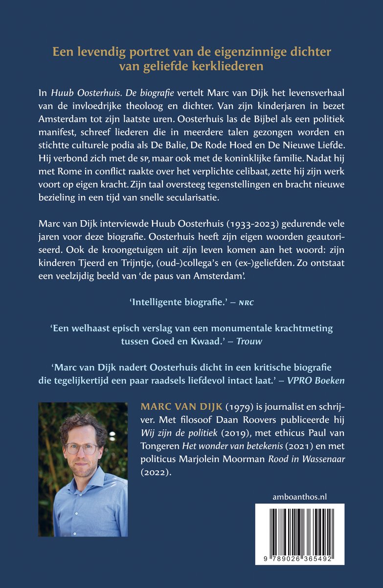 Achterkant van het boek 'Huub Oosterhuis' met tekst en een foto van Marc van Dijk.