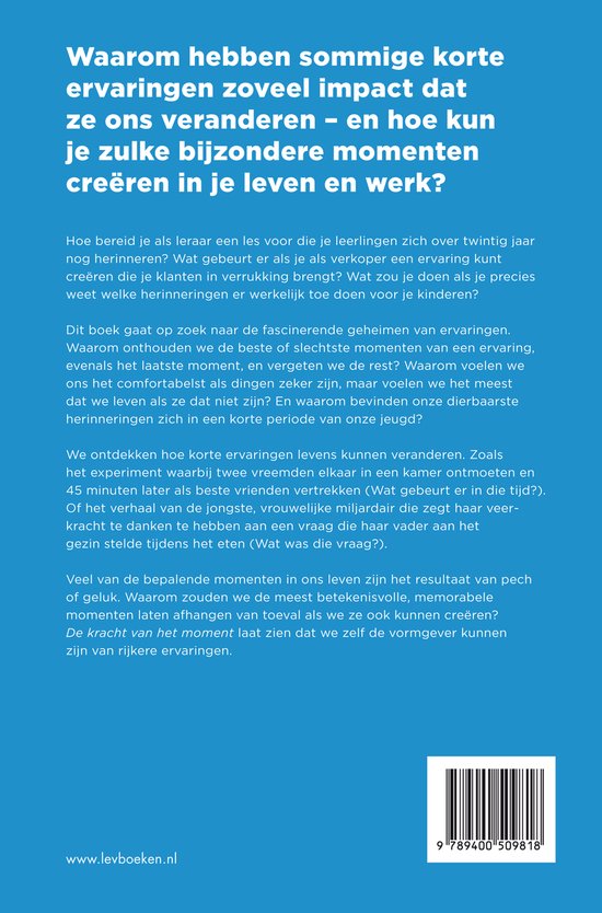Achterkant van een boek met tekst over korte ervaringen en hun impact. Titel van het boek: 'De kracht van het moment'.