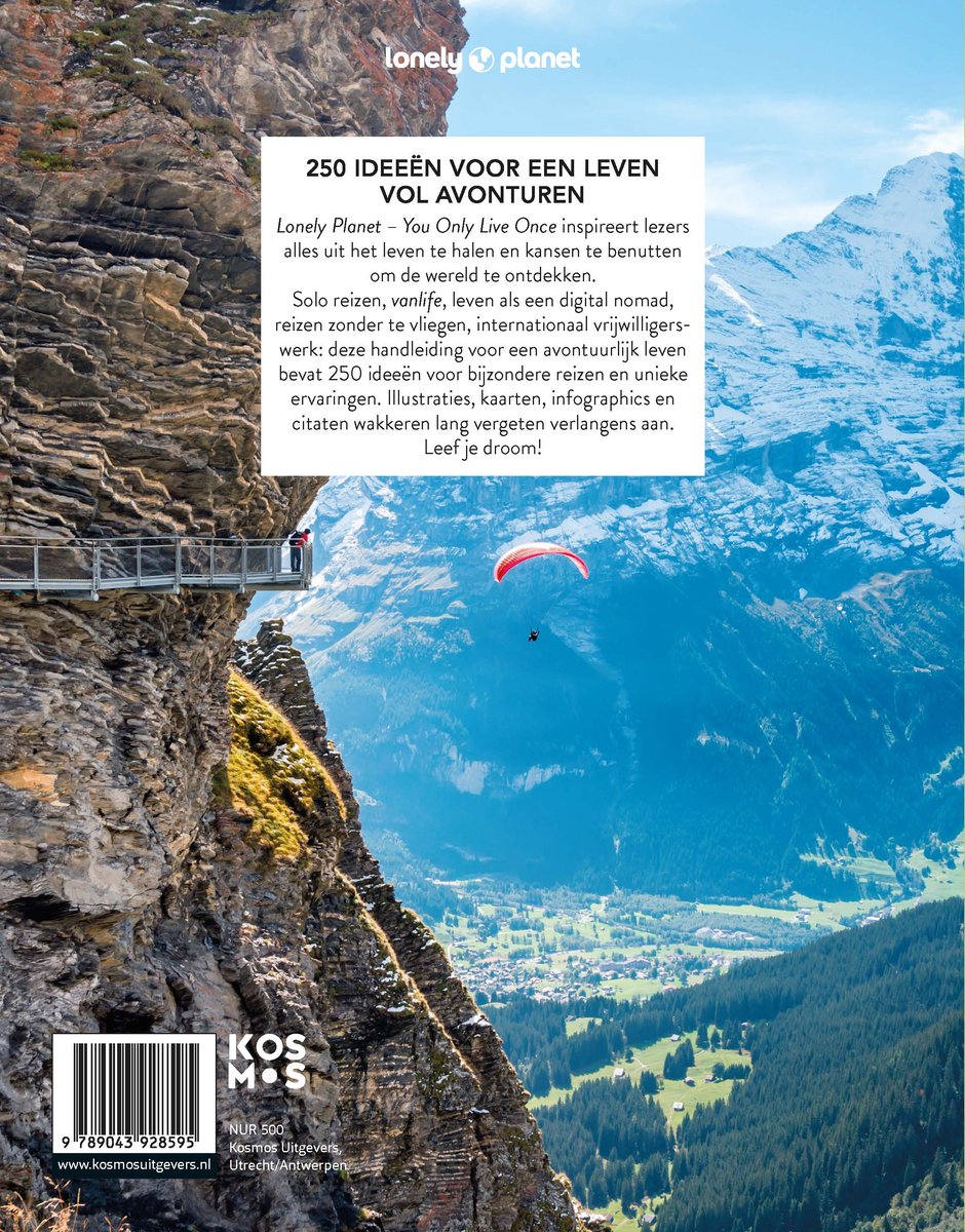 Lonely Planet - 250 ideeën voor een leven vol avonturen. Een berglandschap met een hangbrug en een paraglider.