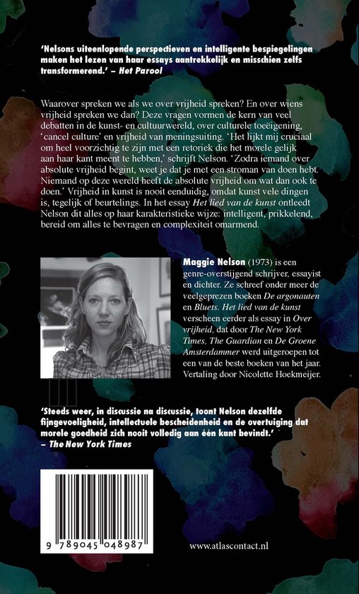 Foto van Maggie Nelson, auteur, met een gestreepte sjaal.