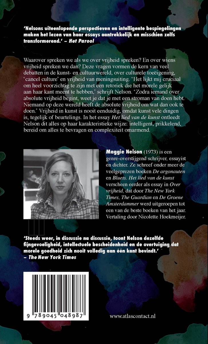 Foto van Maggie Nelson, auteur, met een gestreepte sjaal.