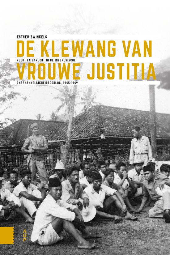 Boek "De Klewang van Vrouwe Justitia": Recht en onrecht in de Indonesische onafhankelijkheidsoorlog, 1945-1949 door Esther Zwinkels. Groep mannen zittend voor gebouwen, soldaten achter hen.