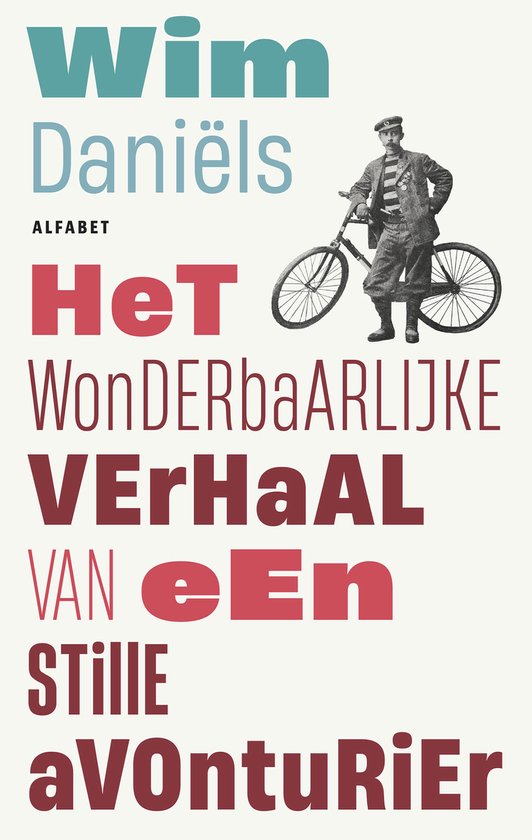 Couverture de livre avec texte 'Wim Daniëls ALFABET Het WonDERbaARLIJKE VErhAaAL VAN eEn STiIIe aVOntuRiER' et une photo en noir et blanc d'un homme sur un vélo.