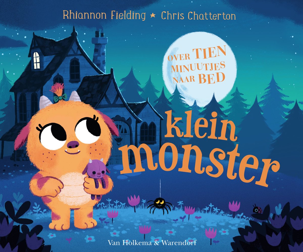 Een oranje monster met grote ogen en een paarse knuffel, staat voor een sprookjesachtig huis met bomen, bloemen en een spin. Titel: Klein monster.