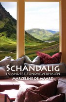 Titel: Schandalig en andere zondagverhalen van Marceline de Waard. Boven een vensterbank met kussens, uitzicht op glooiende groene heuvels.