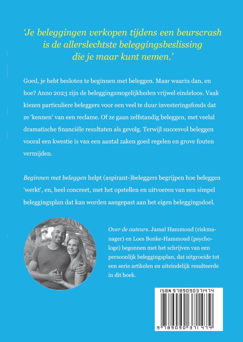 Foto van een lachend stel, met op de achtergrond tekst over beleggen.