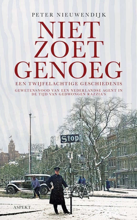 Een straatbeeld uit de Tweede Wereldoorlog met een stoottroeper in uniform voor een auto.