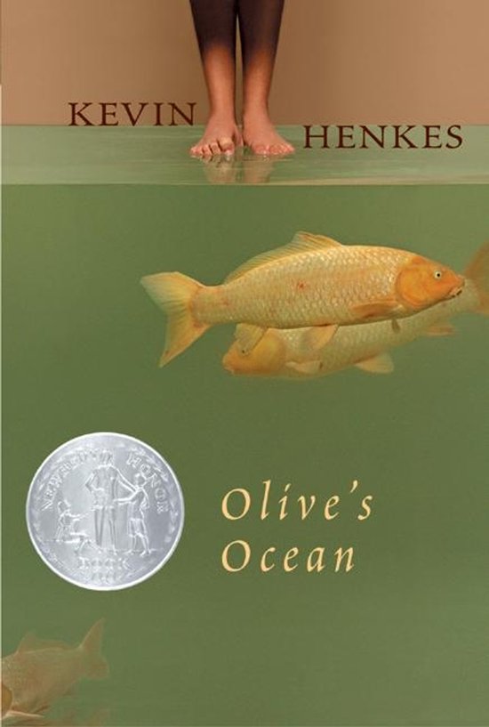 Boekcover met de titel 'Olive's Ocean' van Kevin Henkes, met de onderkant van benen boven een groene waterlijn met twee oranje vissen.