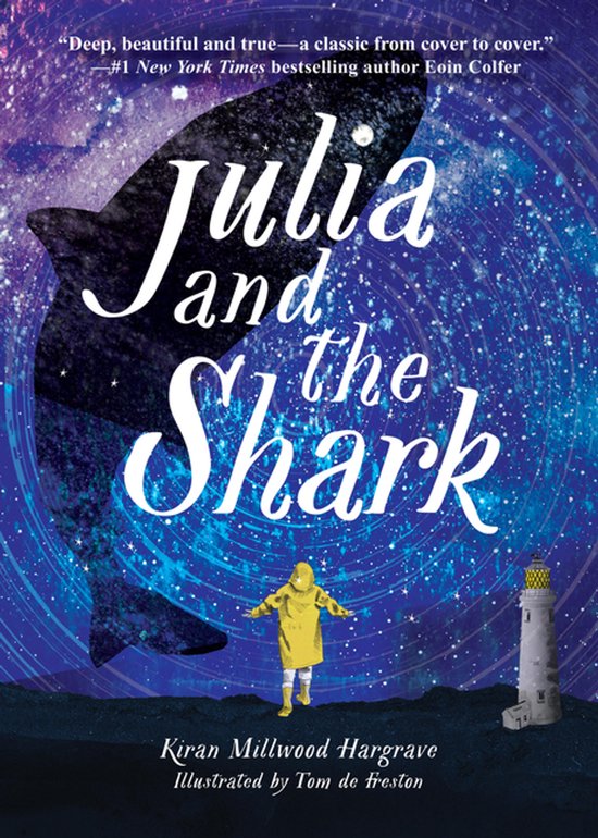 Boekomslag van 'Julia and the Shark' met een meisje in een gele regenjas bij een vuurtoren, onder een grote vin van een walvis op een sterrenhemel.