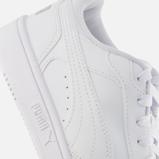 Close-up van een witte Puma sneaker, met naden en het Puma logo.
