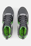 Bovenaanzicht van twee grijze sneakers met limegroene binnenzolen met 'Skechers Air-Cooled Memory Foam'.