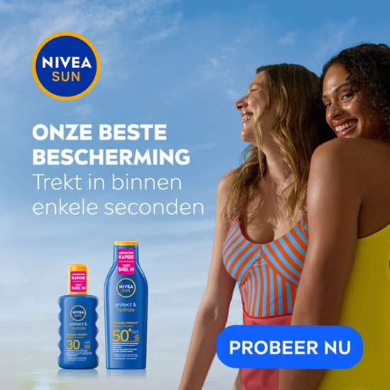 Twee lachende vrouwen in badkleding onder een blauwe hemel met Nivea Sun zonnebrandcrème flessen.