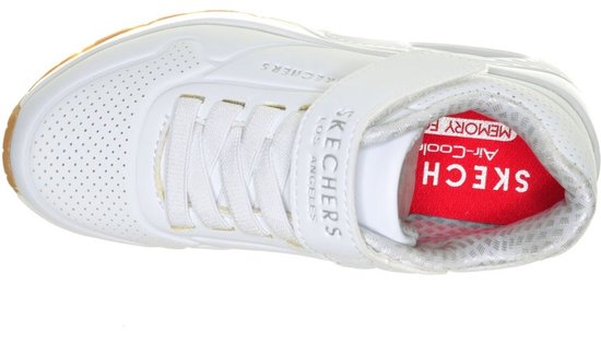 Witte Skechers sneaker met rode binnenzool met 'Air-Cooled Memory Foam' tekst. Klittenbandsluiting en veters.