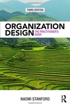 Boek 'Organization Design: The Practitioner's Guide', derde editie, met op de voorgrond weelderige groene terrassen en op de achtergrond glooiende heuvels onder een bewolkte hemel.