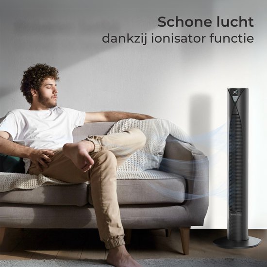 Man ontspant op een bank terwijl een zwarte CoolHome torenventilator schone lucht blaast.