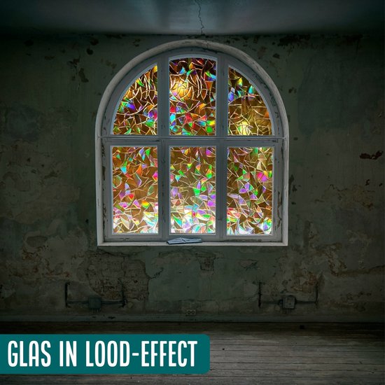 Boograam met glas-in-lood effect raamfolie in ruwe kamer.