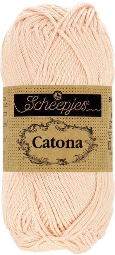 Une pelote de fil Scheepjes Catona couleur Shell, une teinte douce pêche.