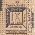 Detail van bolletjes Scheepjes Catona garen met stickinformatie: 10g=25m, 2.5-3.5mm naalden.