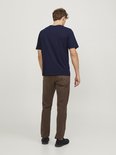Donkerblauwe T-shirt met korte mouwen, de achterkant is effen.