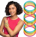 Vrouw met roze top en krullend haar, toont haar linkerpols met kleurrijke armbanden.