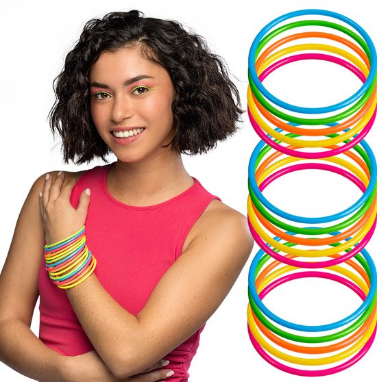 Vrouw met roze top en krullend haar, toont haar linkerpols met kleurrijke armbanden.