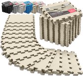 Stapel beige puzzelmatten met in elkaar grijpende randen en kleinere stapels in verschillende kleuren.