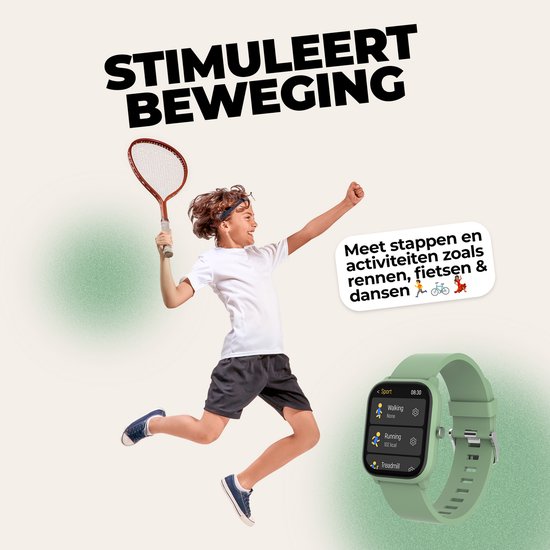 Jongen slaat met tennisracket, draagt lichtgroene smartwatch. Tekst: Stimuleert beweging. Meet stappen zoals rennen, fietsen & dansen.