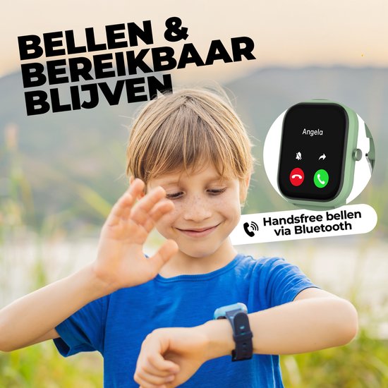 Jongen met gezichtsbeharing kijkt naar lichtgroene smartwatch met inkomende oproep van 'Angela'. Handsfree bellen via Bluetooth.