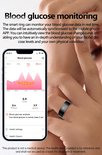 Zwarte slimme ring met bloedglucosemonitoring, getoond met een bijbehorende app-weergave.