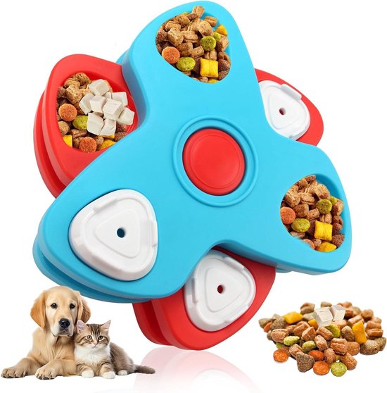 Blauw en rood draaiend voerpuzzelspeeltje gevuld met hondenbrokken, met een gouden retriever en kat, en een hoop brokjes ernaast.