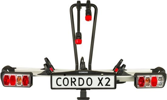 Zwarte Cordo X2 fietsendrager met zilveren stangen, nummerplaat en rode remlichten.