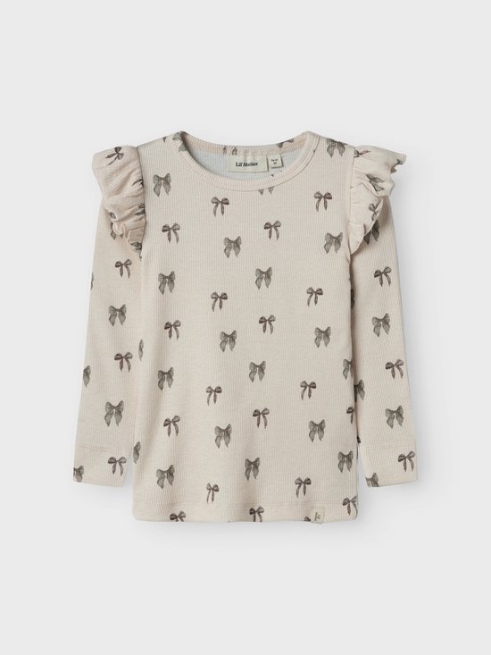 Lichtroze longsleeve met subtiele ruches aan de schouders en een all-over print van strikjes.