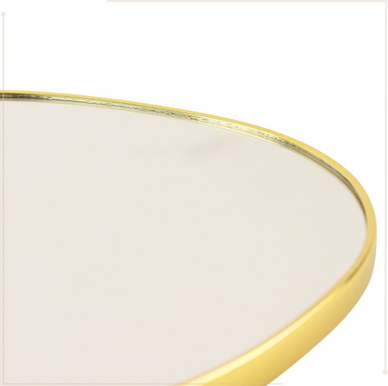 Detail van de gouden rand van een spiegel in organische vorm.