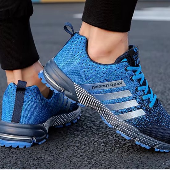 Blauwe hardloopschoenen met zilveren strepen en 'keep running' opdruk, gedragen door een persoon.
