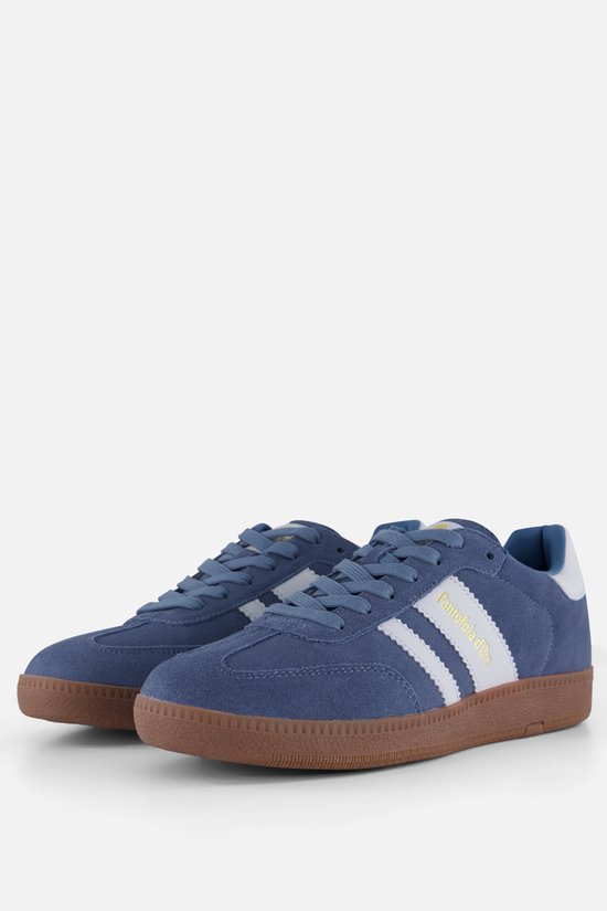 Baskets bleues Pantofola d'Oro avec rayures blanches, lacets et semelle marron. 'Pantofola d'Oro' sur le côté.