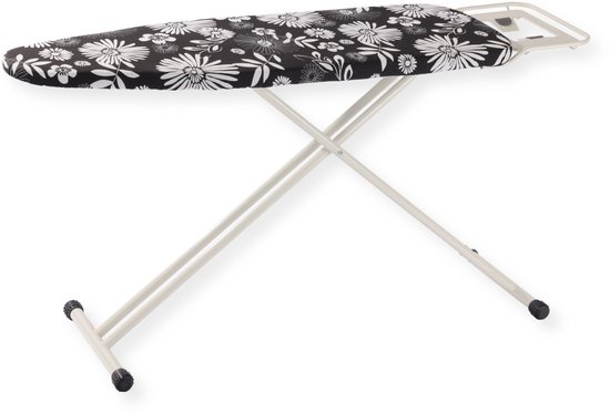 Zwarte strijkplank met witte bloemenprint, op een wit metalen X-vormig onderstel.