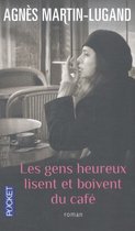 Les gens heureux lisent et boivent du café