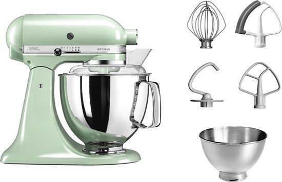 Pistachekleurige KitchenAid keukenmachine met RVS kom en diverse opzetstukken.