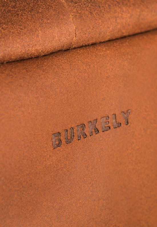 Close-up van de bruine leren tas met ingeperst 'BURKELY' logo.