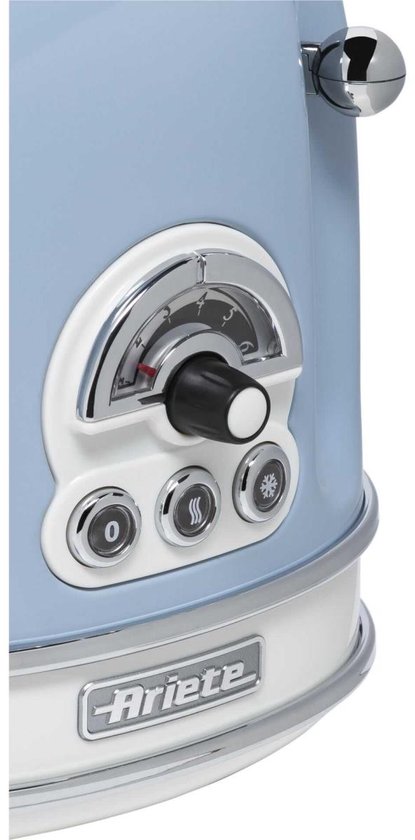 Detail van het bedieningspaneel van een blauwe retro broodrooster met witte basis en chroomkleurige rand.