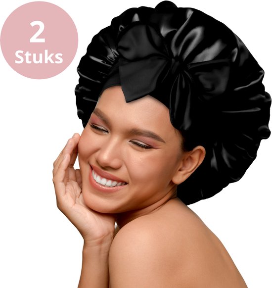 Model met een zwarte satijnen slaapmuts met strik. Tekst: 2 Stuks.
