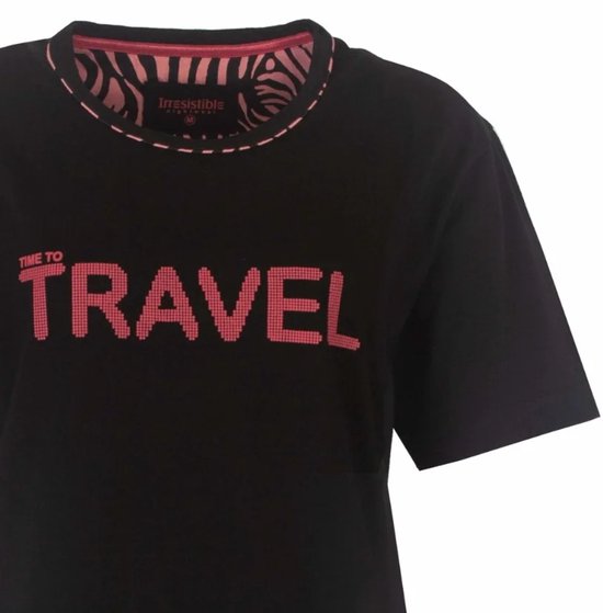 Detail van zwart T-shirt met roze "TIME TO TRAVEL" print en zebraprint kraag.