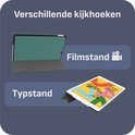 Groene iPad hoes in de filmstand en typstand, met een tablet met een kleurrijk scherm.