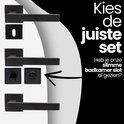 Moderne, matzwarte deurklinken en een badkamerslot met indicatie.