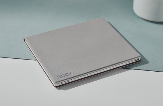 Lichtgrijze, magnetische BOOX e-reader hoes op een bureau, met penhouder.