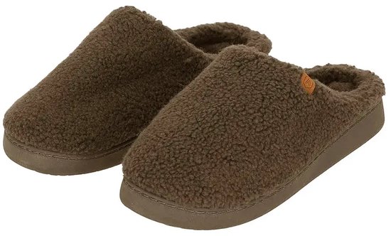 Bruine teddy wollen herenpantoffels met bruine zool en logo.