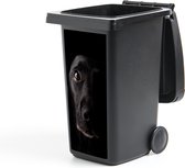 Container sticker Een zwarte Labrador Retriever op een zwarte achtergrond - 44x98 cm - Kliko sticker