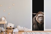 Deurposter 80x215 cm - Deursticker Schotse hooglander - Gorilla - Zwart - Meubelfolie zelfklevend - Deurfolie woonkamer - Interieurfolie fotobehang - Deur plakfolie - Deurstickers - Deurbehang sticker - Kamer decoratie