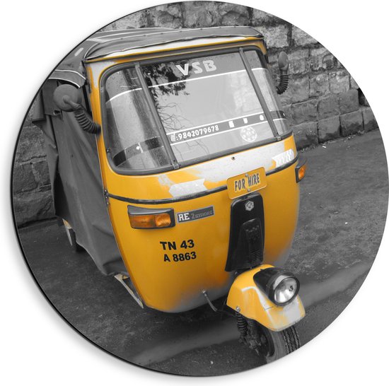 Dibond Muurcirkel - (Deels) Gele Tuktuk Geparkeerd op Stoep (Zwart- wit) - 40x40 cm Foto op Aluminium Muurcirkel (met ophangsysteem)