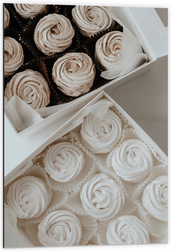 Dibond - Cupcakes in Doosjes met Witte Botercrème - 60x90 cm Foto op Aluminium (Met Ophangsysteem)